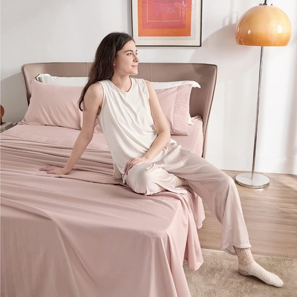 4 PCS Sheets Set  - Soft Bed Sheets , Cooling Microfiber - Picture 1 of 16